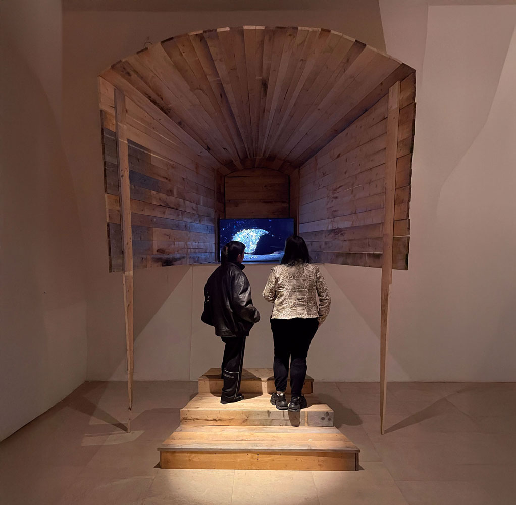 it's still early_vernissage